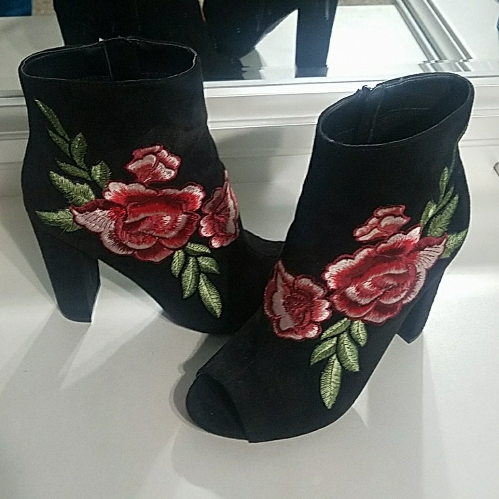 Black peep toe floral bootie 4" heels
